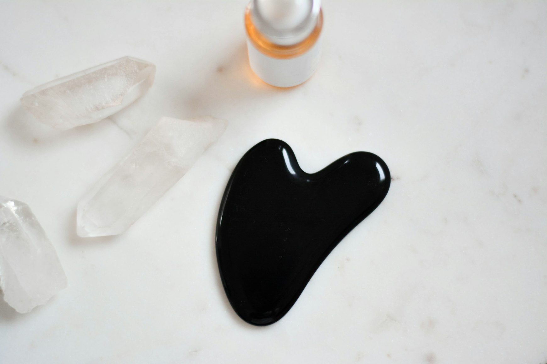 Gua Sha: Sådan bruger du den rigtigt i din hudpleje